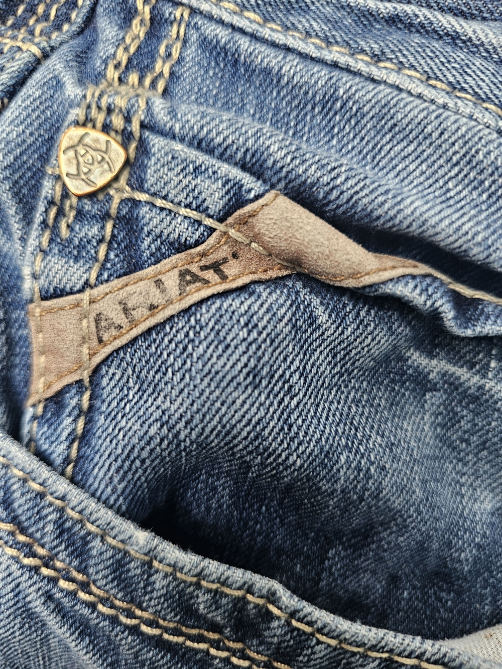 🚨CLEARANCE🚨 Ariat Light Blue Straight Fit Jeans with Tan Stitching - Picture 5 of 11